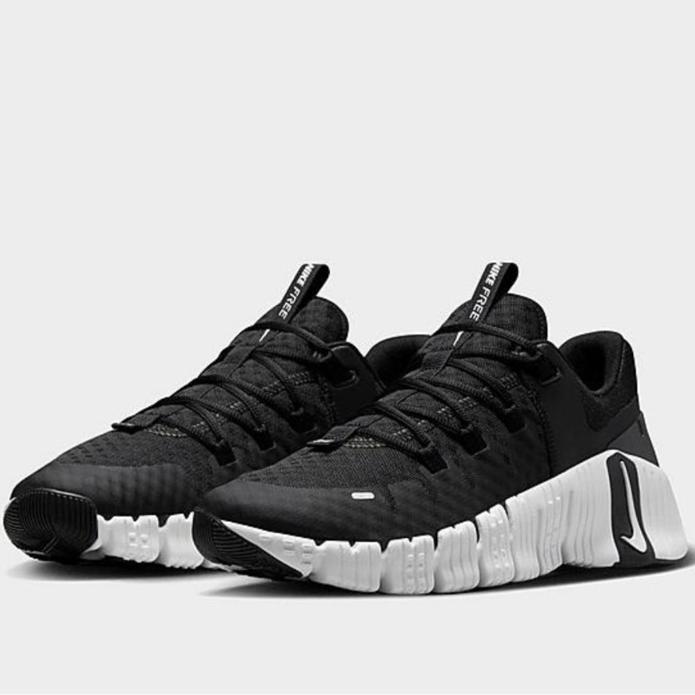 Men’s size 10 black and white Nike metcon